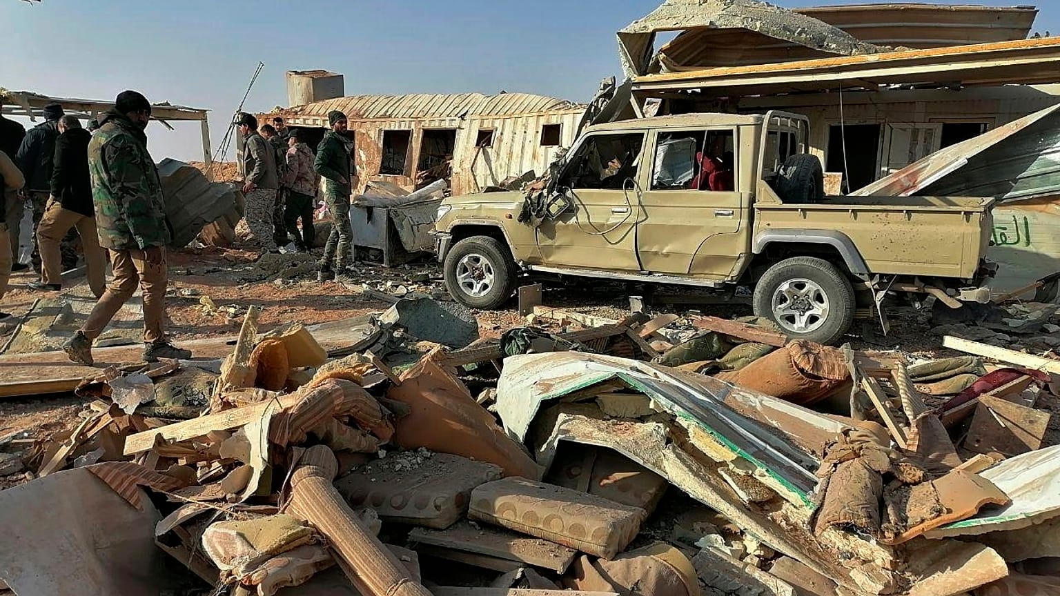 مقاتلون لحزب الله يتفقدون مقرهم عقب غارة جوية أمريكية في العراق