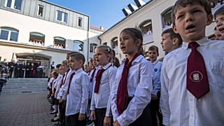 Diákok a Szent II. János Pál Iskolaközpont negyedévszázados fennállásának évfordulója alkalmából tartott ünnepségen 2019. október 22-én.