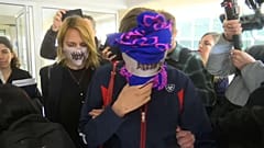 La ragazza a volto coperto