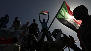شادمانی مردم سودان پس از برکناری عمر البشیر