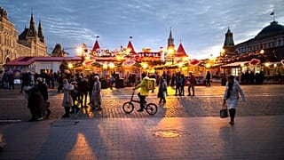 Kamionokkal hordták a műhavat Moszkvába, hogy legyen mit eltakarítani