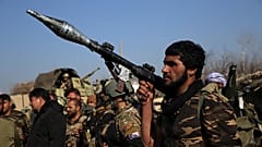أفراد أمن قرب قاعدة باغرام الجوية التي تعرضت لهجوم في كابول بأفغانستان