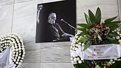 Στεφάνια  στην πολιτική κηδεία του Θάνου Μικρούτσικου