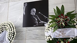 Στεφάνια  στην πολιτική κηδεία του Θάνου Μικρούτσικου