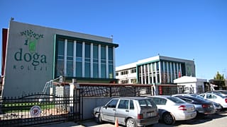 Gaziantep'te, Doğa Koleji'nin devriyle ilgili açıklamaların ertelenmesi veliler tarafından protesto edildi. 