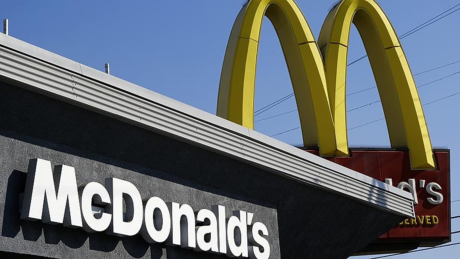 [EZT LÁTTAD?] Felvételen, ahogy két maszkos ember kirabol egy McDonald's-ot