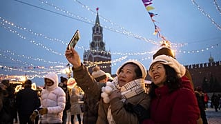 Turisti scattano un selfie in Piazza rossa