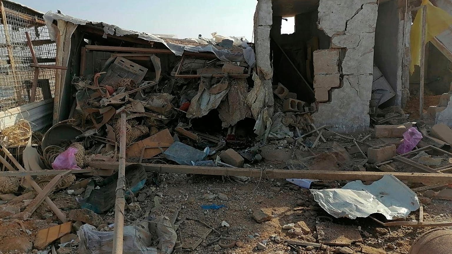 مقر قيادة كتائب حزب الله العراقي تحت الأنقاض عقب الغارة الجوية أمريكية -القائم الاثنين 30 كانون الاول/ ديسمبر 2019.