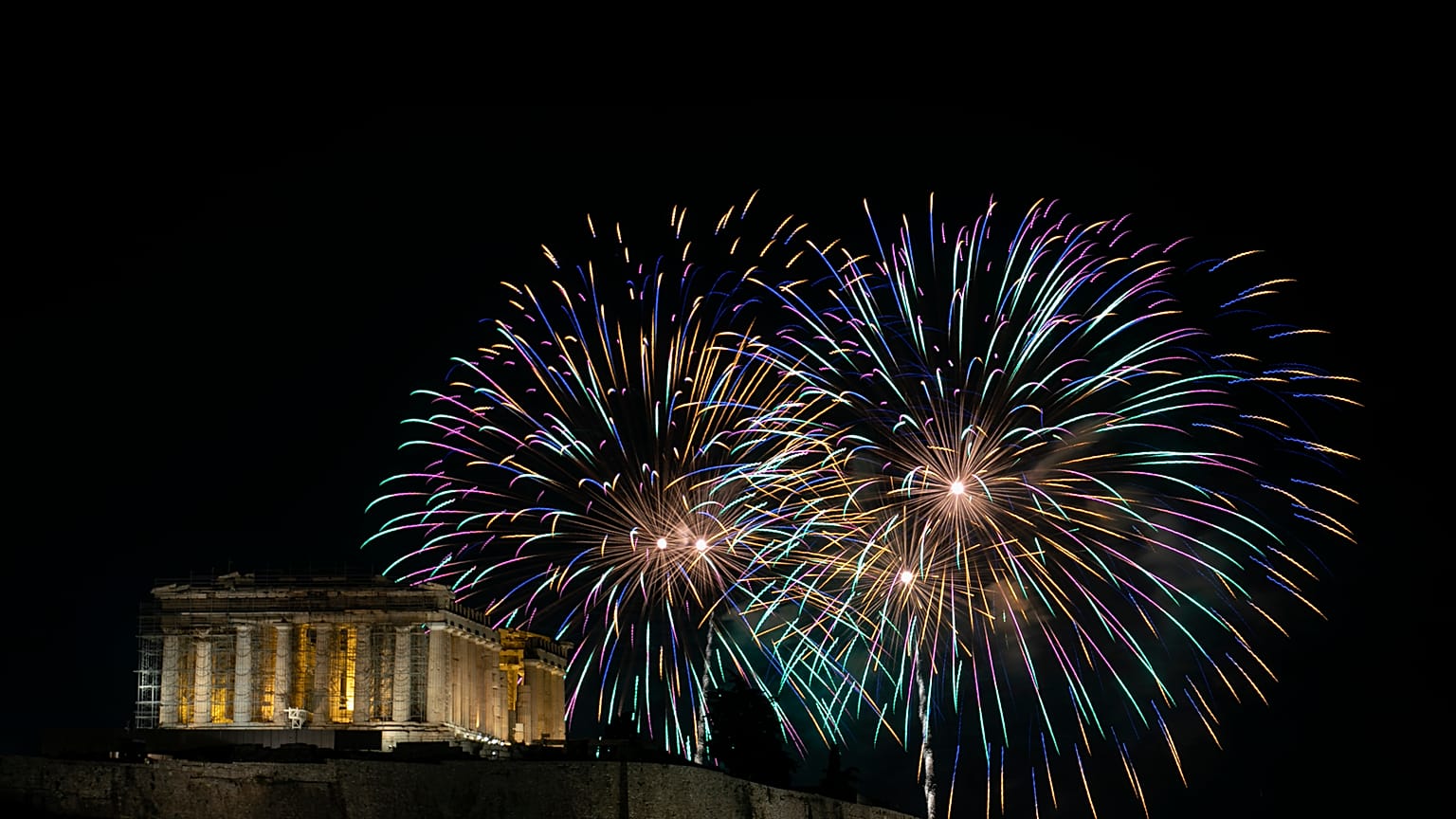 Πυροτεχνήματα στον ουρανό της Αθήνας