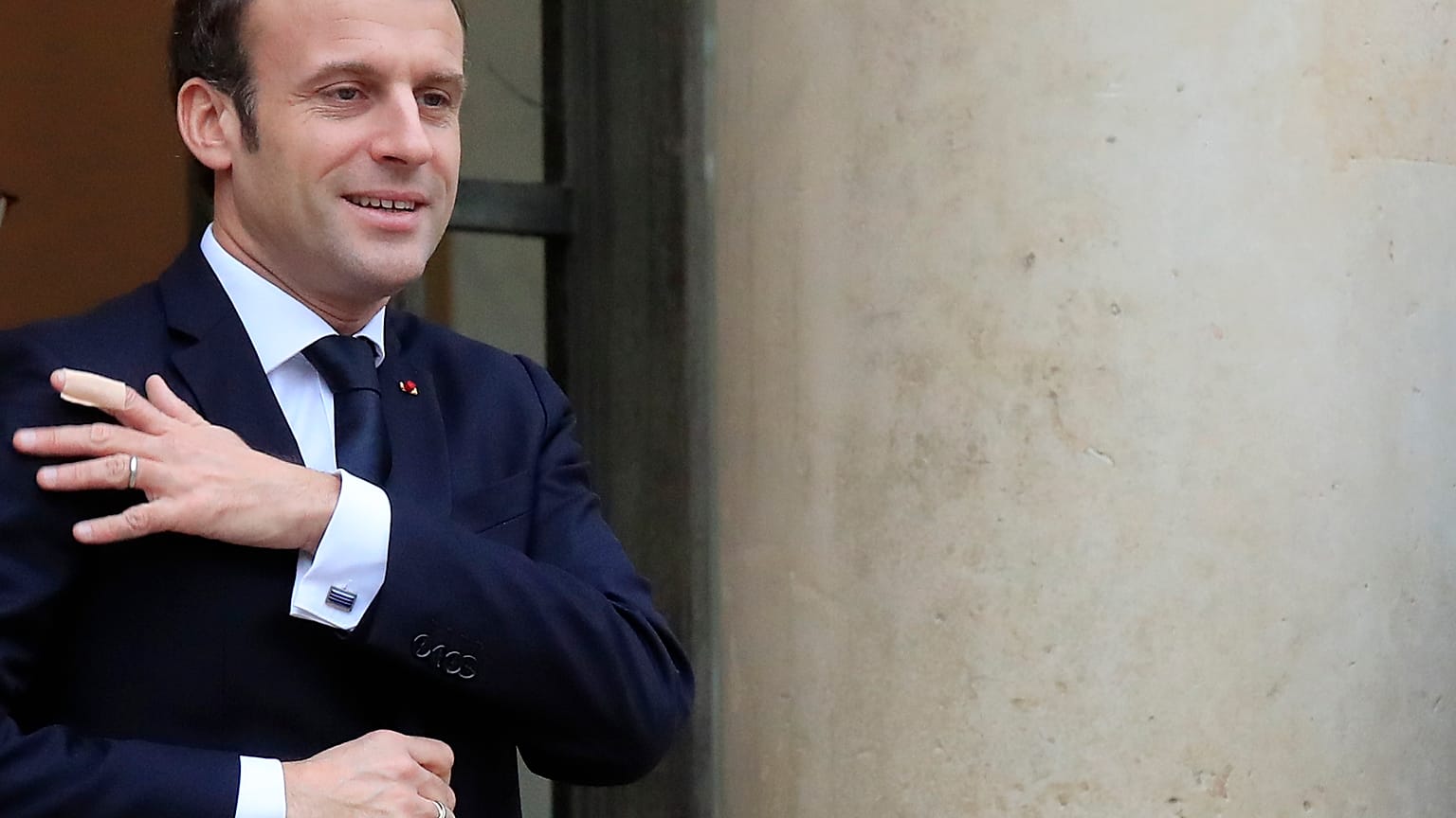 Emmanuel Macron fala esta noite e manifestantes esperam respostas