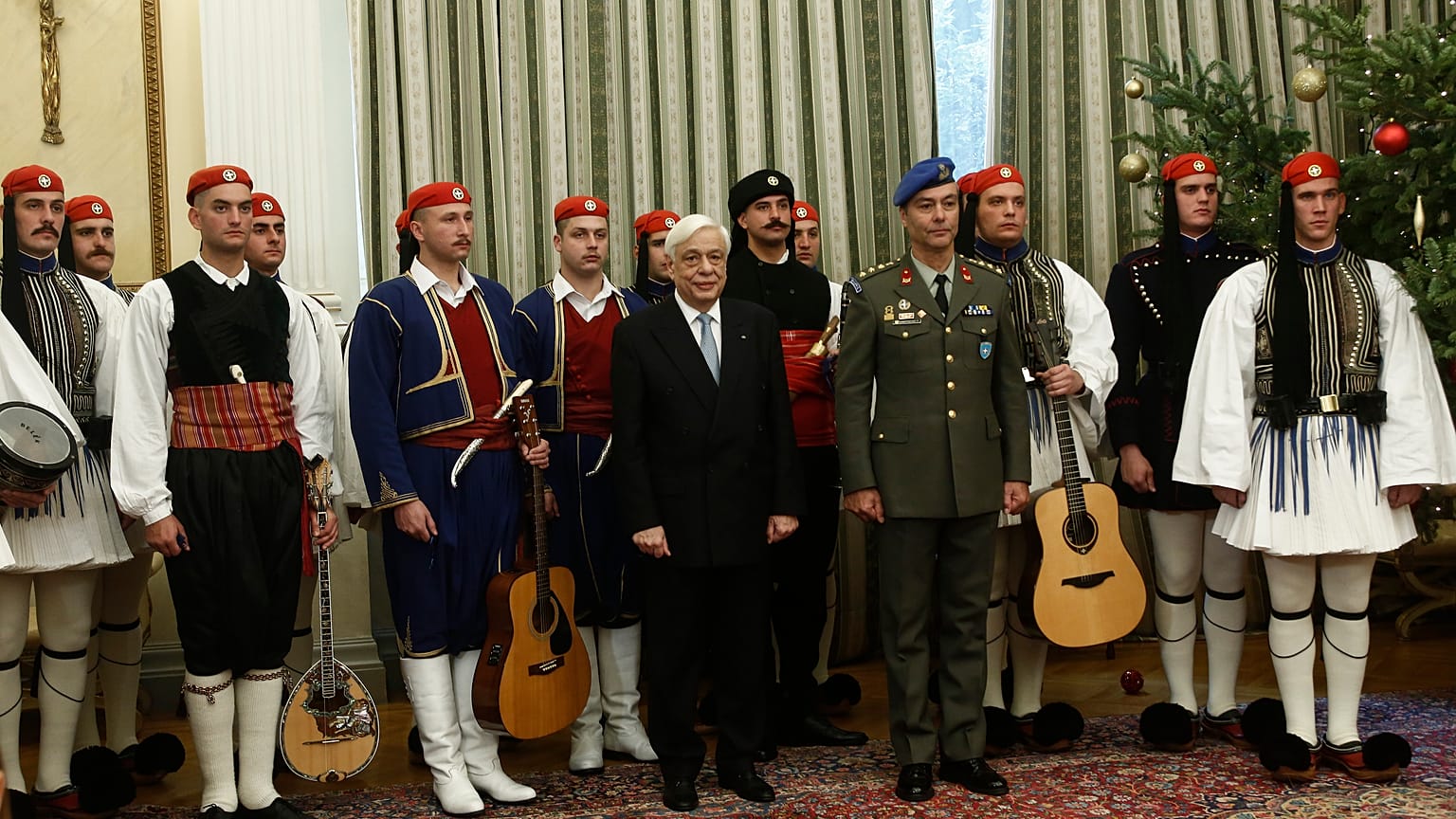Ο Πρόεδρος της Δημοκρατίας με την μπάντα της Προεδρικής Φρουράς