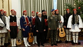 Ο Πρόεδρος της Δημοκρατίας με την μπάντα της Προεδρικής Φρουράς