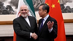 وزیر خارجه چین در دیدار با ظریف: باید مقابل اقدام‌های قلدرمآبانه ایستاد