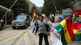 LA PAZ-BOLIVIA
MANIFESTANTES PROTESTANEN INMEDIACIONES DE LA RESIDENCIA DE MEXICO EN LA CIUDAD DE LA PAZ. 12-30-19 AP PHOTO/STRINGER
