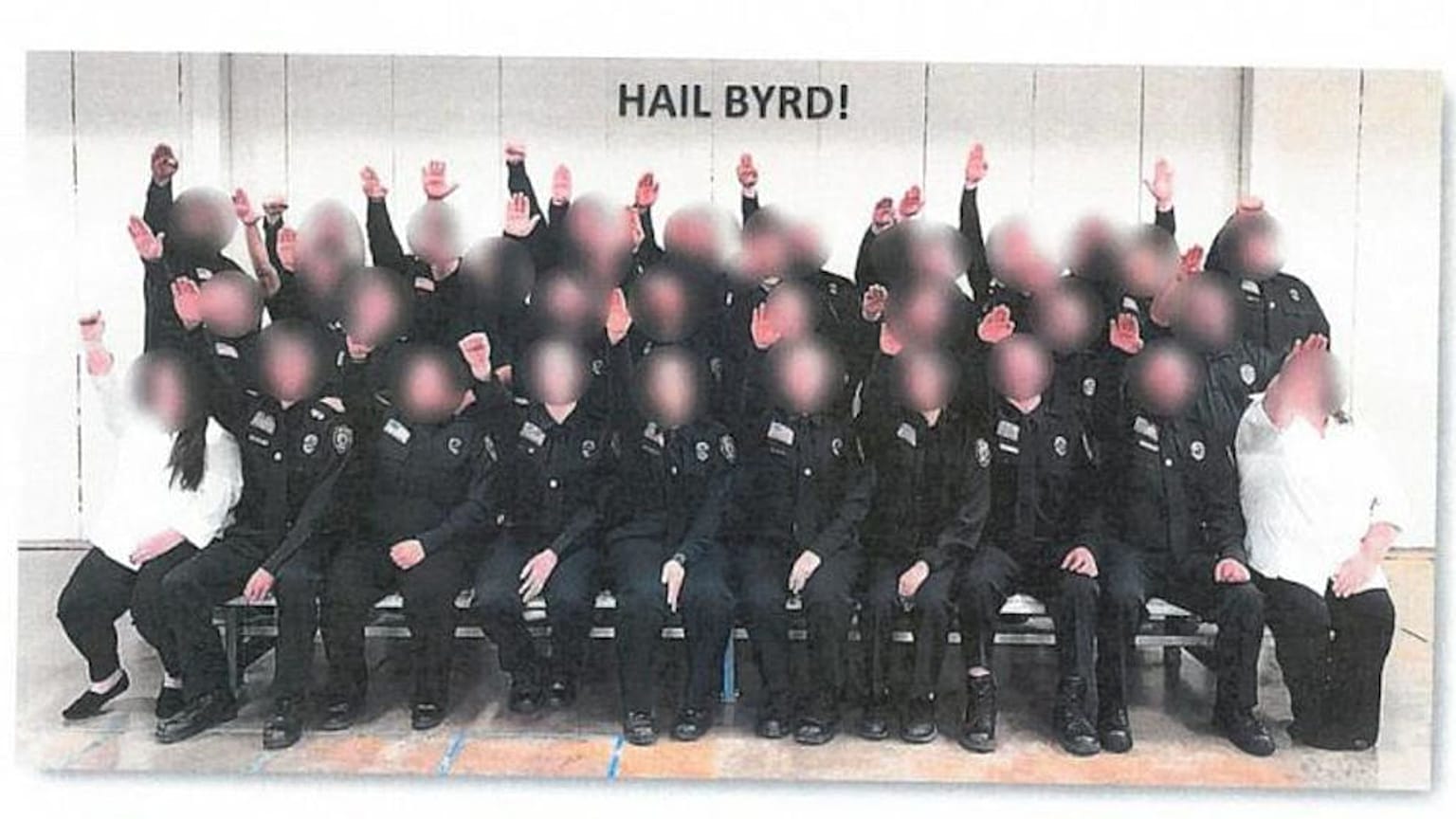Nazi selamı veren stajyer gardiyanlar