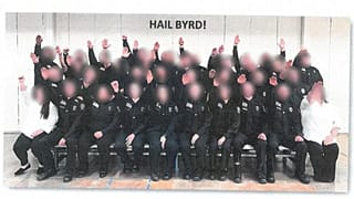Nazi selamı veren stajyer gardiyanlar