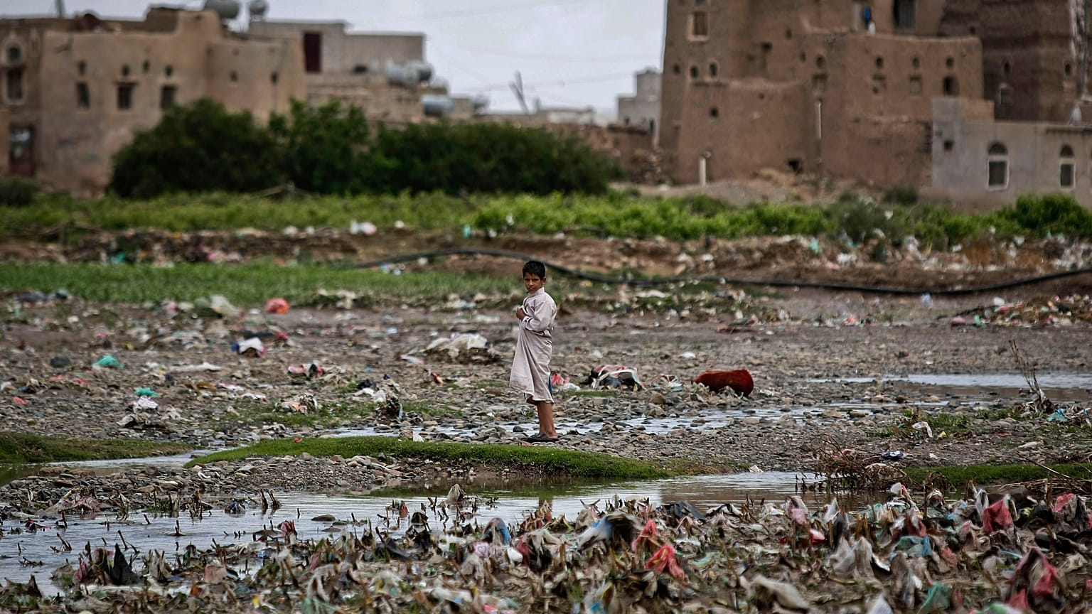 Yemen'de Husilerin resmi para yasağı nedeniyle emekli ve memurlar maaş alamıyor