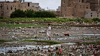 Yemen'de Husilerin resmi para yasağı nedeniyle emekli ve memurlar maaş alamıyor