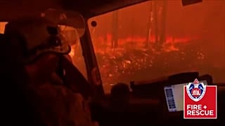 L'impressionante video dei Vigili del Fuoco australiani che attraversano l'inferno