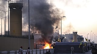 Irak'ta Şii milis gücü Haşdi Şabi yanlısı göstericiler, Bağdat'taki ABD Büyükelçiliği önünde protesto etti