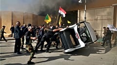  شاهد: لحظة اقتحام المتظاهرين العراقيين السفارة الأمريكية في بغداد