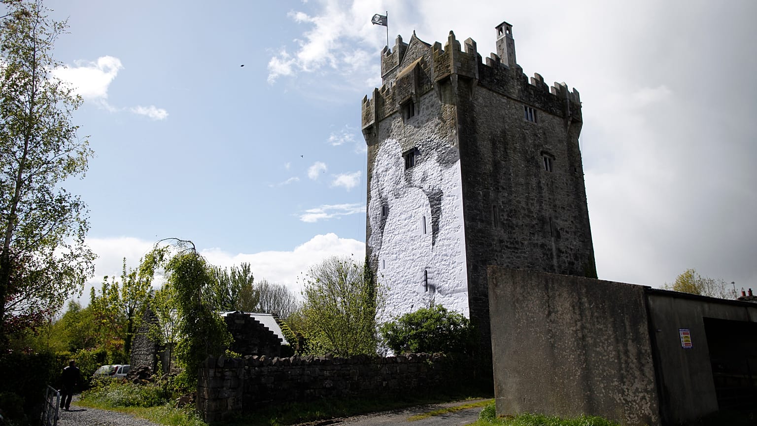 Mauerwerk aus dem 15. Jahrhundert, mit dem Bild eines lesbischen Paares, nachdem die Homo-Ehe in Irland legalisiert wurde. 