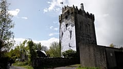 Mauerwerk aus dem 15. Jahrhundert, mit dem Bild eines lesbischen Paares, nachdem die Homo-Ehe in Irland legalisiert wurde. 