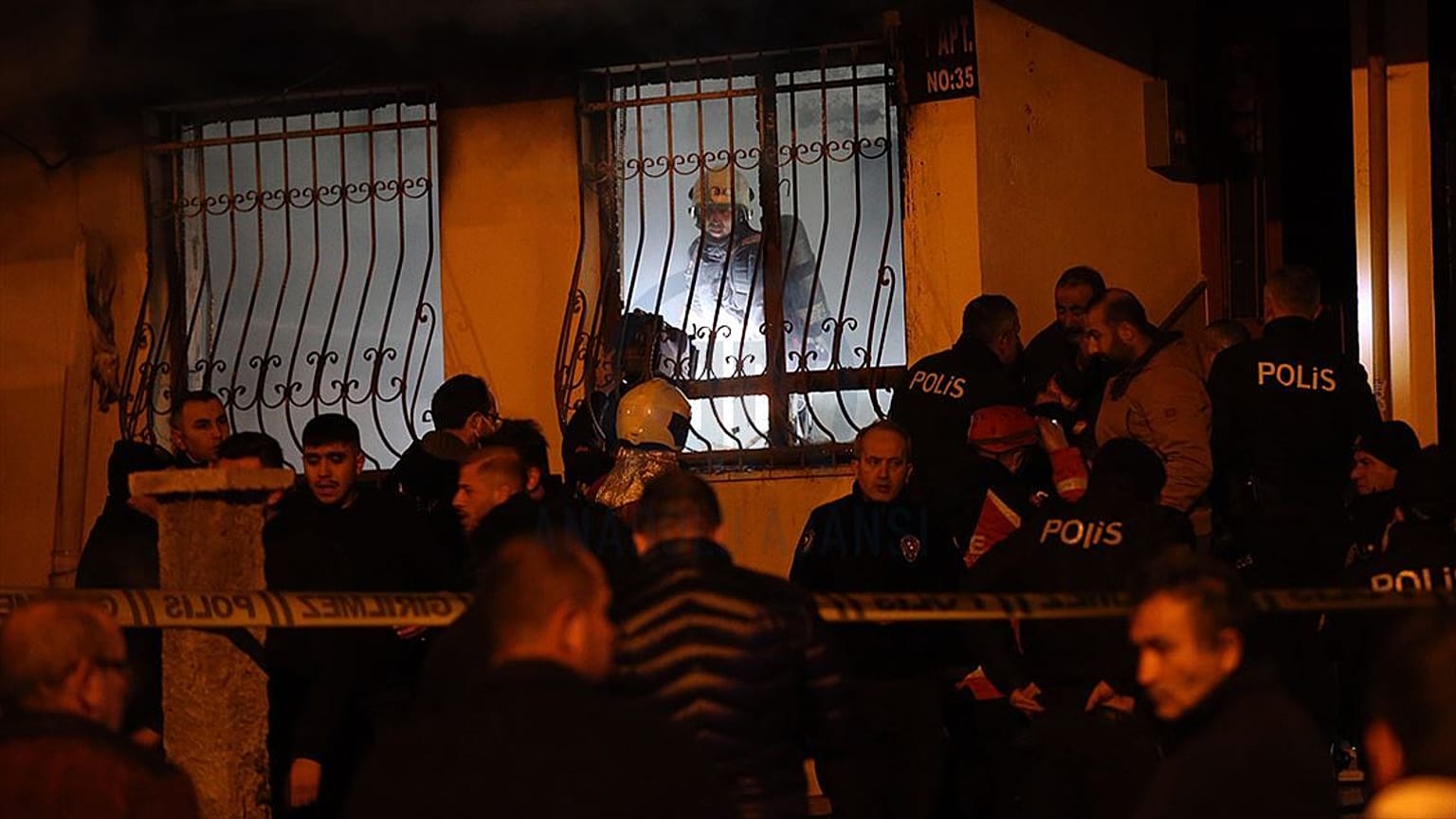 Ankara'nın Altındağ ilçesinde 4 katlı bir apartmanın giriş katında yangın çıktı.