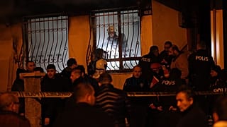 Ankara'nın Altındağ ilçesinde 4 katlı bir apartmanın giriş katında yangın çıktı.