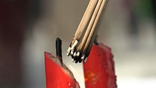 Cina, nel distretto dell'incenso: ecco come nascono i famosi bastoncini