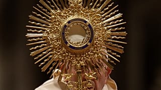 Le pape François s'énerve contre une femme lors du bain de foule du réveillon