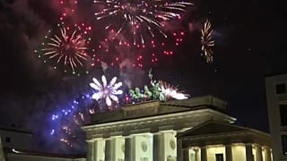 Silvesternacht in Berlin: Viele Schwerverletzte, Angriffe und Brände