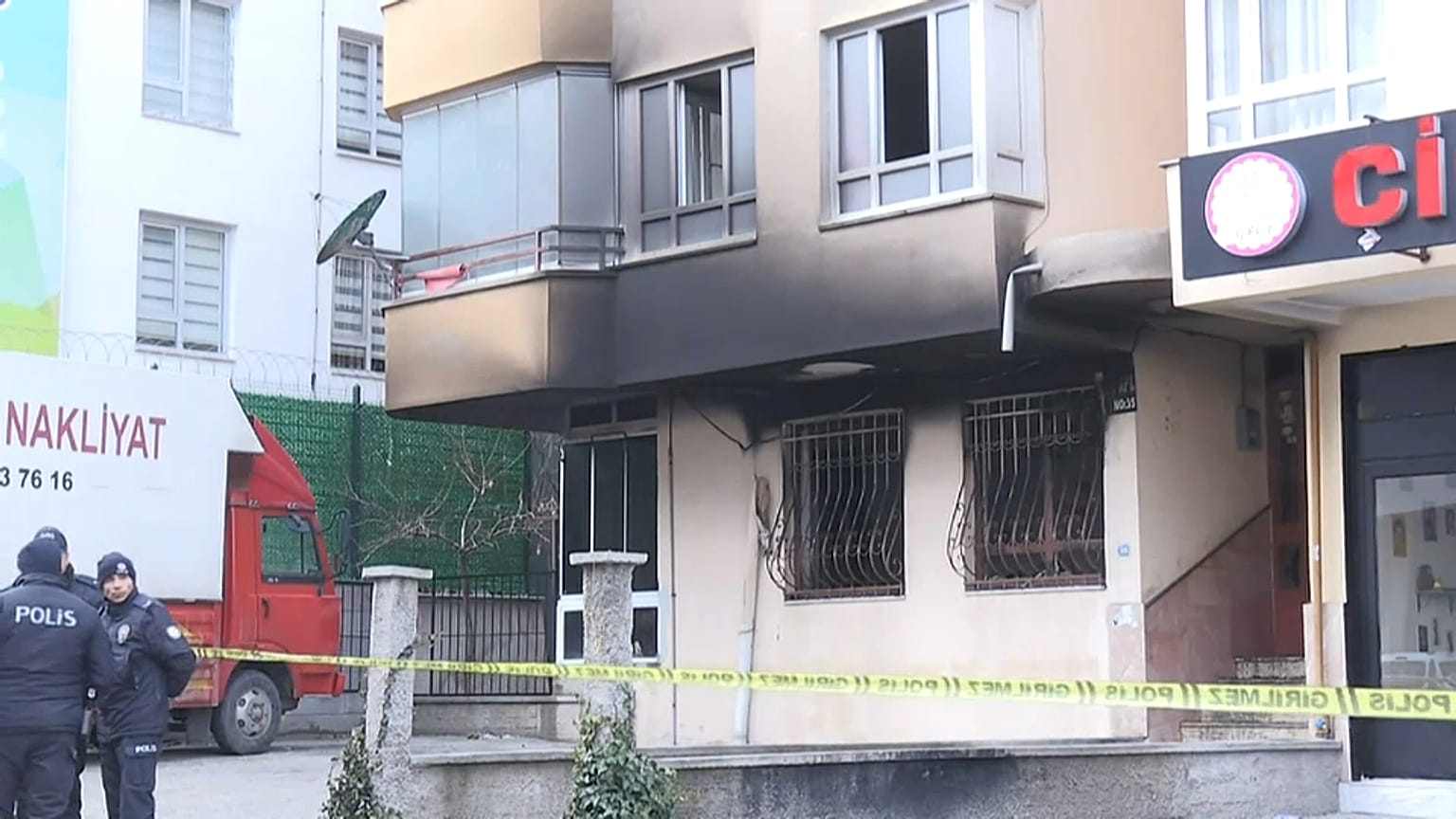 Bennégtek a bulizó fiatalok