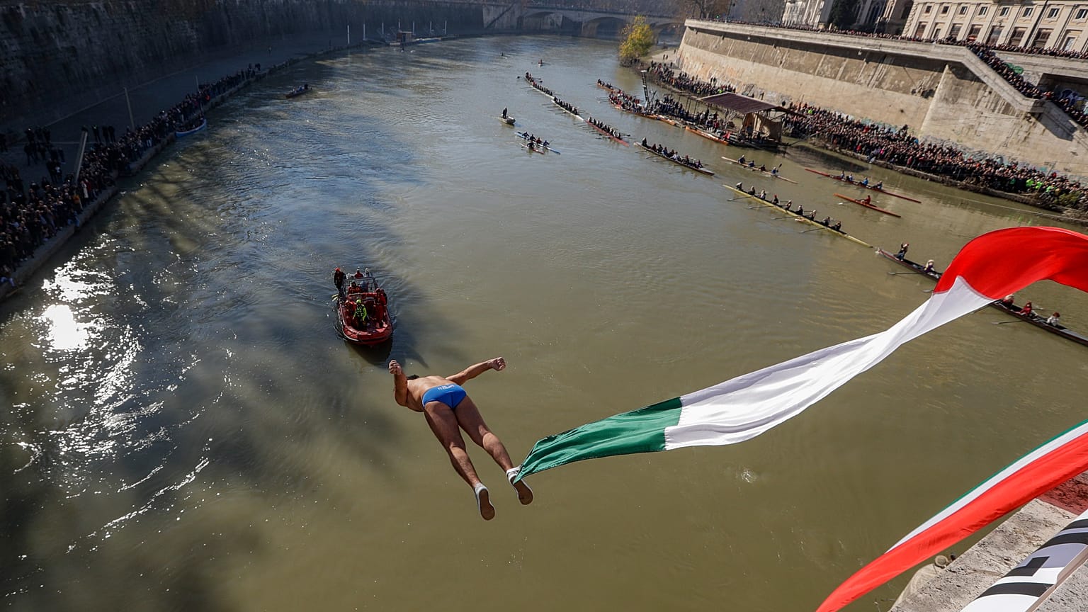 Roma accoglie il 2020 con tuffi e parate
