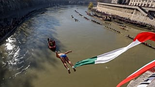 Roma accoglie il 2020 con tuffi e parate