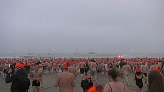 Hollandalılar yeni yılı denize girerek kutladı