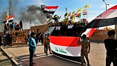 محتجون موالون لإيران أثناء اعتصام أمام السفارة الأمريكية في بغداد/العراق