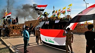 محتجون موالون لإيران أثناء اعتصام أمام السفارة الأمريكية في بغداد/العراق