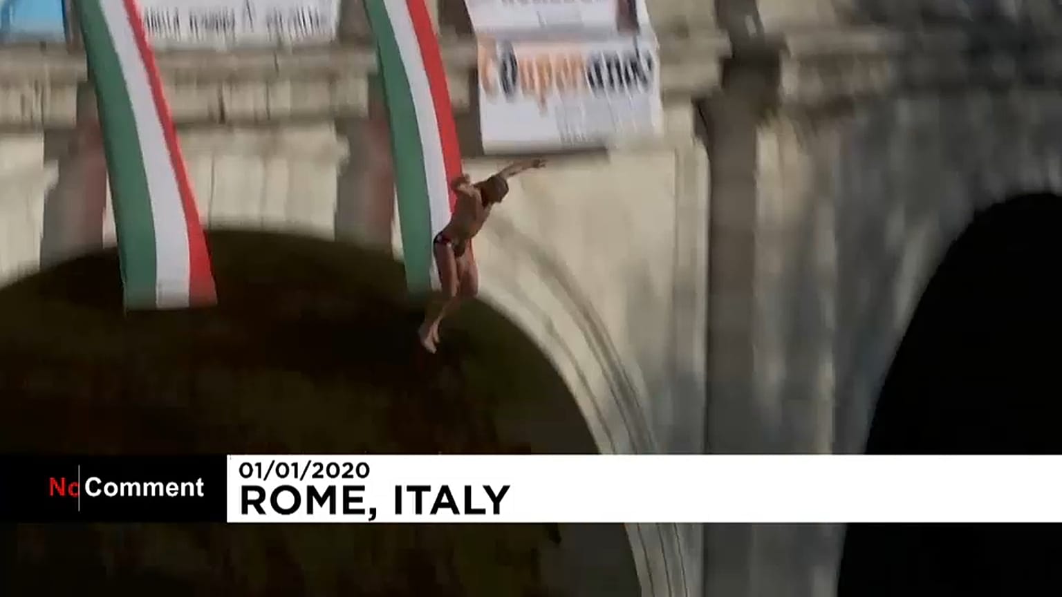 Le traditionnel plongeon du Nouvel an dans le Tibre à Rome en images