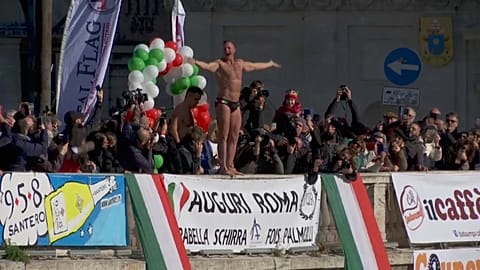 15 Meter tief in den Tiber: Neujahrsspringen in Rom