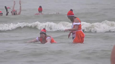 Scheveningen: 10.000 Teilnehmer beim Neujahrsschwimmen