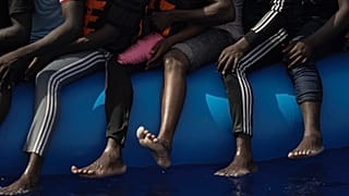 Image d'archives : Des migrants assis sur un bateau pneumatique attendant d'être secourus le 17 septembre 2019, au large de la Libye