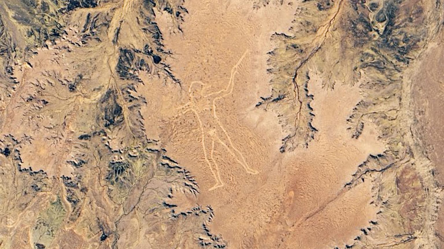 NASA, 3,5 kilometrelik gizemli sanat eserinin uydu fotoğrafını paylaştı
