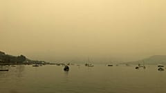 La fumée provenant des incendies de forêts en Australie observée dans le port d'Akaroa, sur l'île du Sud en Nouvelle Zélande, le premier janvier 2020.