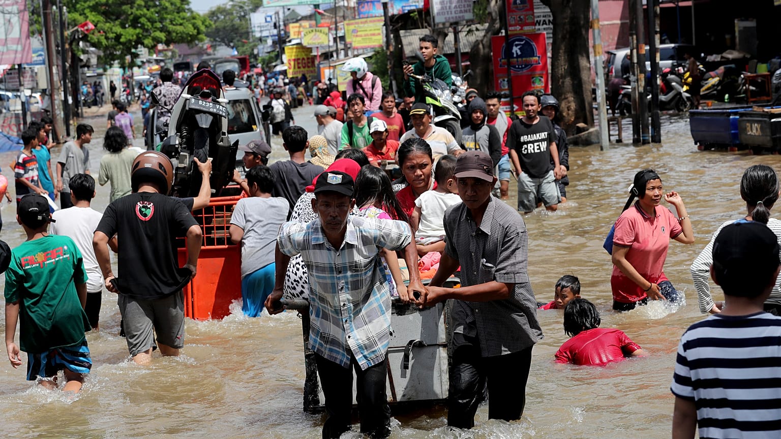 Inundaciones en Indonesia deja 20 muertos y más de 30.000 personas sin hogar