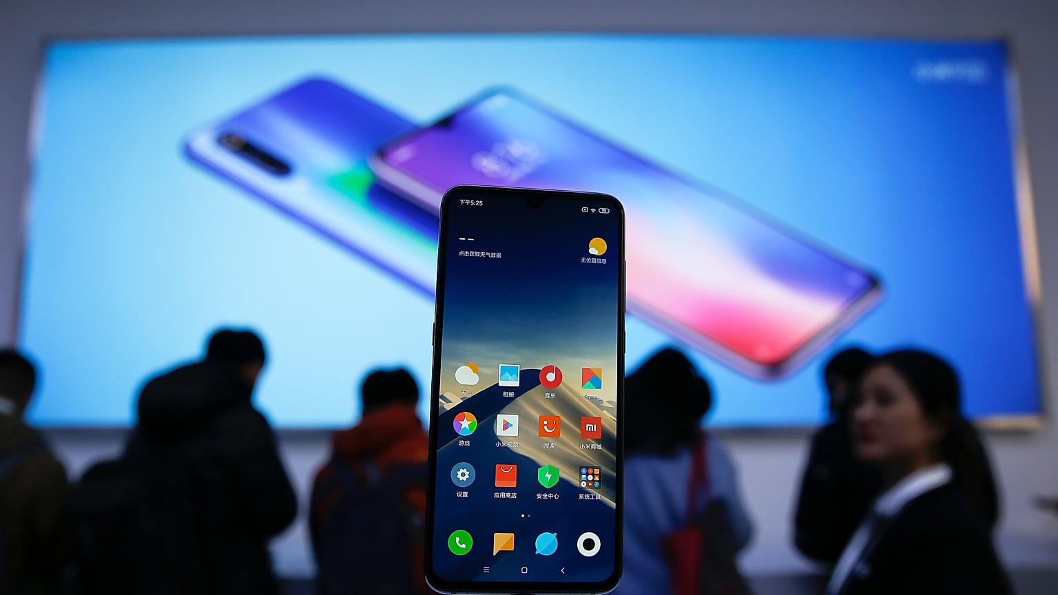 Xiaomi firması Apple ve Huawei'in üst modelleriyle yarışabilecek yeni akıllı telefonu Mi 9'u tanıtmıştı.