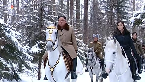Nordkoreas Märchenprinz reitet durch den weißen Winterwald 