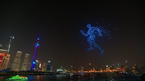 Shanghai: Lichtkunstwerk aus 2.000 leuchtenden Drohnen 