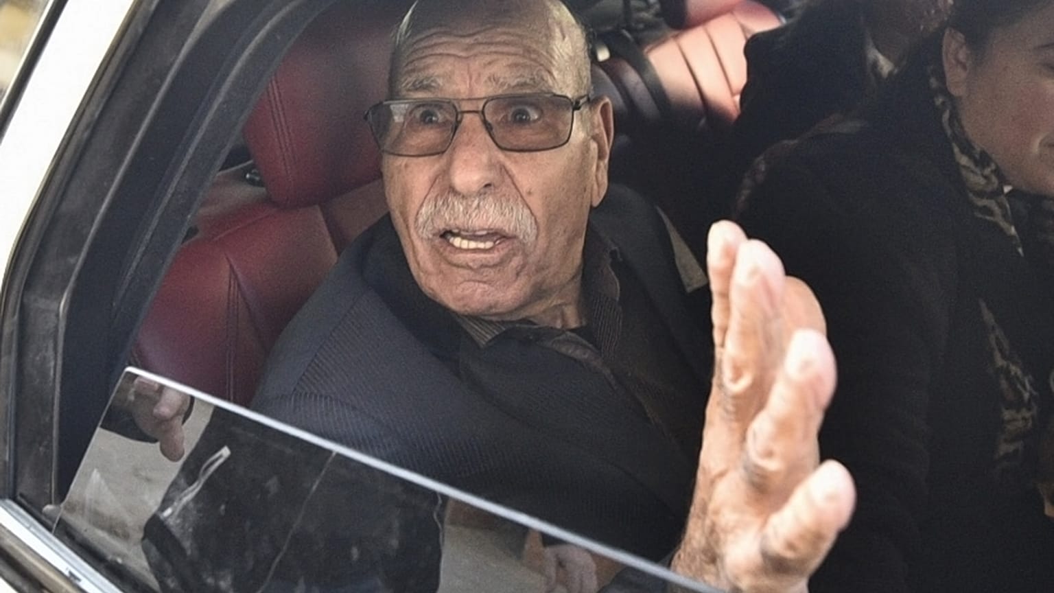 الإفراج عن 76 من المحتجين الجزائرين بينهم لخضر بورقعة
