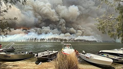 Raging wildfires and huge plumes of smoke in Lake Conjola, Australia
